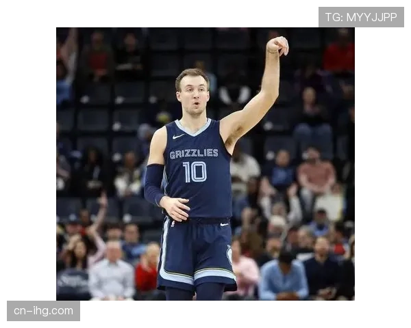 快船射手肯纳德三分命中率48.4%,无球跑动契合哈登传球体系 快船射手肯纳德三分命中率48.4%,无球跑动契合哈登传球体系